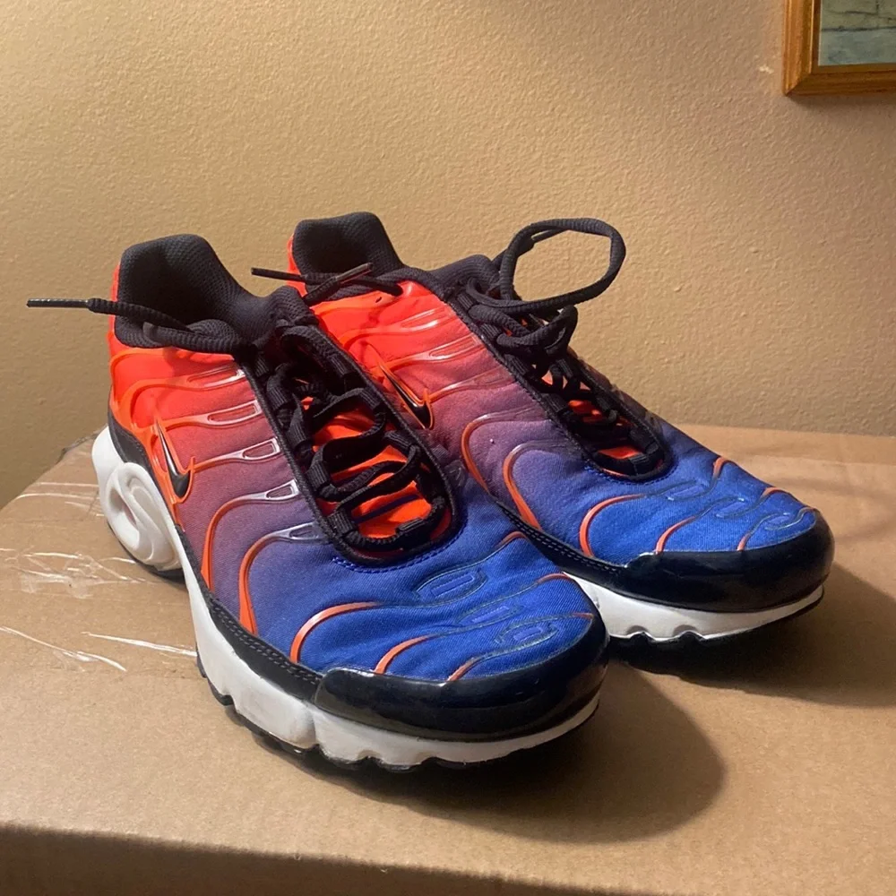 Nike Air Max Plus Gradient Total Crimson Sneakers, Size: 7½ (GS - 6) - Picture 2 of 6